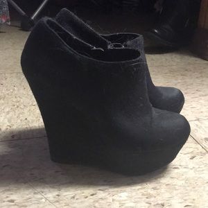 Black wedges